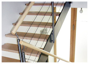 Treppe aus Edelstahl mit Holzstufen